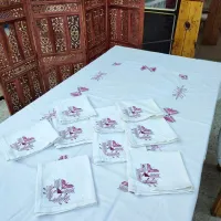 NAPPE DE TABLE AVEC 12 SERVIETTES BRODÉES MAIN