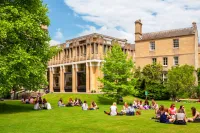 ÉTUDES UNIVERSITAIRES AU ROYAUME-UNI : C'EST ICI, C'EST MAINTENANT !    