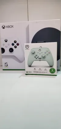 Xbox S series NEW 2 manettes