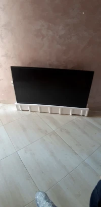 TÉLÉVISION  43" &  32"  DALLE CASSE