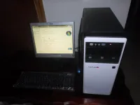 PC DE BUREAU + TABLE DE PC 