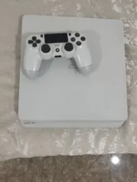 PS4 est à 10 / 10 couleur blanche 500gb avec manette originale et ses câbles