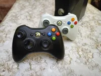Xbox 360 slim flash w glitsh 250gb avec 2 manette d'origine 