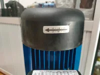 Pompe multicellulaire verticale triphasée avec un moteur de 1,5 kW et des brides ovales en AISI 304.
