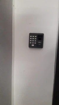 Installation de pointeuses contrôle daccès et présence