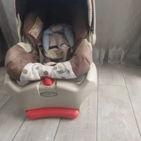À VENDRE  Siège bébé avec socle Graco (type landau) en Excellent état
