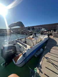 un bateau de type open