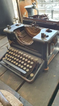 Dactylographe, machine à écrire REMINGTON 12 vers les années 1920
