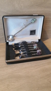Coffret cuillères de collection avec des pierres semi précieuses MB, jade, Améthyste, ... 