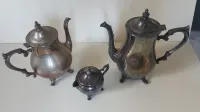 Service (cafetière, théière et sucrier) en métal argenté 1900 modèle Rocaille Louis XV