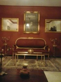 Fauteuille, lampe bronze, miroir en cuivre, table bronze, .... 