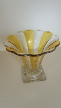 antiquites-collections-ancien-vase-en-cristal-taille-jaune-et-blanc-staoueli-alger-algerie