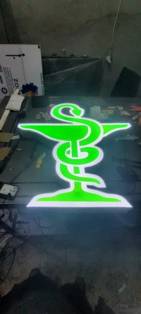 Panneau signalitique et enseignes lumineuses