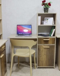 مكتب متعدد الاستخدام مع رفوف ومساحات تخزين