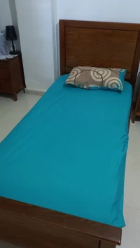 Un lit avec table de nuit