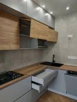 decoration-amenagement-cuisine-moderne-sur-mesure-dressings-meuble-tv-les-tasseaux-en-bois-naturelle-eucalyptus-alger-algerie