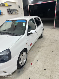 voitures-renault-clio-campus-2013-ras-el-aioun-batna-algerie