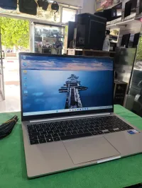 SAMSUNG Galaxy Book3 (15.6", i7,13TH  16GB, Intel Xe Graphics) PETIT TACHE SUR LE CENTRE 