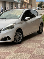 voitures-peugeot-208-2015-allure-facelift-taher-jijel-algerie