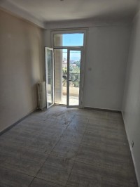 شقة-كراء-طابق-فيلا-4-غرف-الجزائر-المرادية