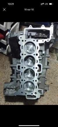 Pièce Mercedes et rangé Rover 