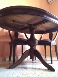 Table ovale et quatre chaises