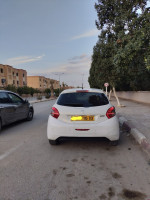 voitures-peugeot-208-2015-allure-laghouat-algerie