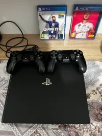 PS4 pro 800g + 2 manettes(1originl) + fifa20 gta5 fifa23