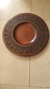 Plateau assiette en bois incrusté de cuivre 