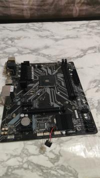 Gigabyte B450 wahda mles rams slot matemchich