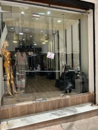 بيع واجهات المحلات وزجاج الحمام  مستعمل لكن بحالة جيدة و بسعر معقول وفي متناول الجميع