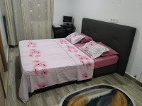 سرير-lit-en-cuire-2x2-m2-tres-bon-etat-وهران-الجزائر