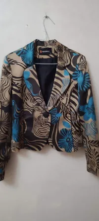 Plusieurs ensembles et costumes