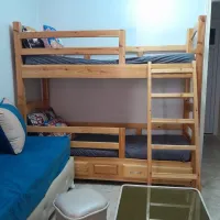 Un super posé en bois, deux canapés, une table et deux pouffes