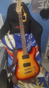 guitare electrique (telecaster shape) + amplificateur roland micro cube 