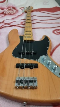 Squier by fender jazz bass 