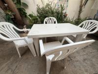 أثاث-الخارج-table-plastique-solide-avec-4-chaises-تيبازة-الجزائر