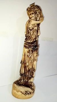 Sculpteur belkasem harkat . femme kabyle portant une jarre 