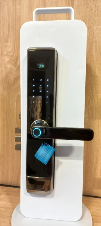 Serrure haute gamme avec empreinte, mot de passe. DISPONIBLE L'INSTALLATION