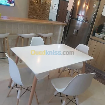 Promo TABLE ET CHAISES SCANDINAVE IMPO