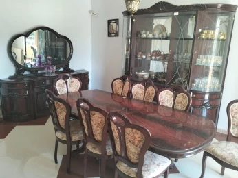 Table, chaises et placard de salle à manger
