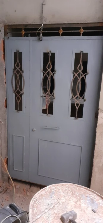 باب حديدي