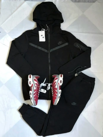Pack Fih Ensemble Nike Tech Noir Taille M + Basket Nike TN Pointure 41 Tlbes 40 Bon Prix