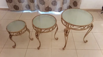 Table basse et table gigogne doré en fer forgé