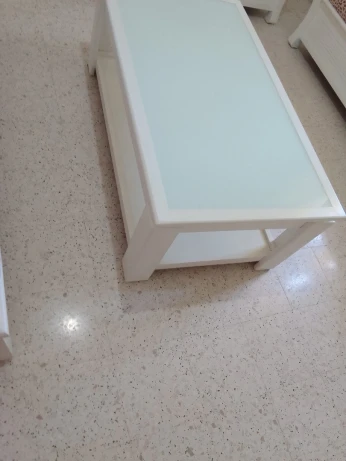 Une table basse blanche