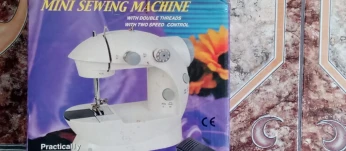 Mini machine à coudre
