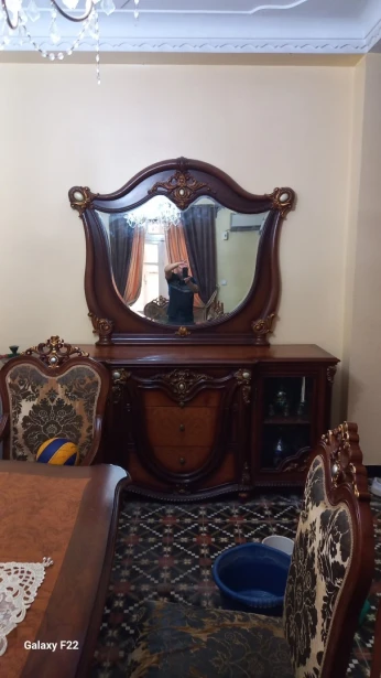 Vendre table8 chaises +bahut royal malaisie 