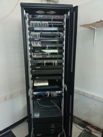 Réseau informatique, standard téléphonique, caméra de surveillance, réseau sans fil