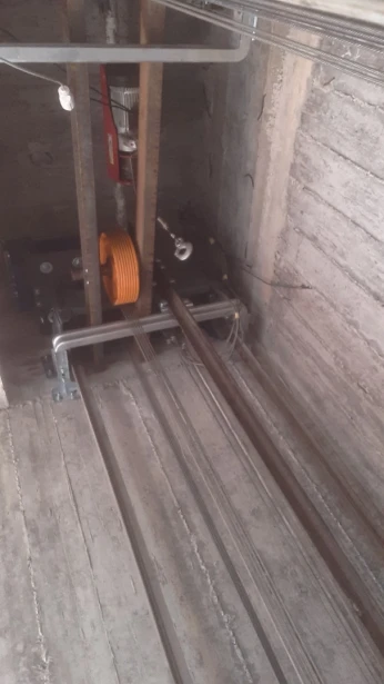 Installation montage ascenseur monte-charge