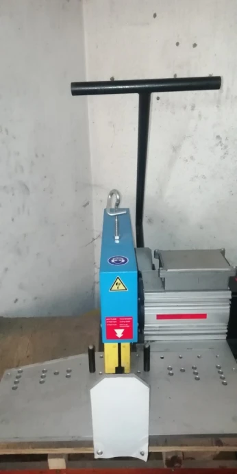 Tronçonneuse a table